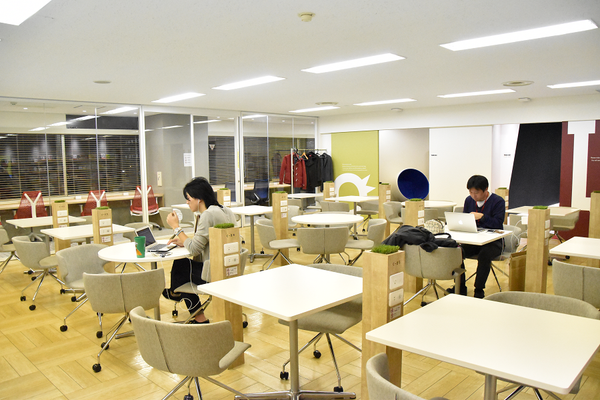 今回セミナーの会場となったナレッジソサエティは、九段下駅徒歩30秒の立地にあり、さまざまなデザイナーズチェアの並んだ、ニューヨークのカフェのような空間です。