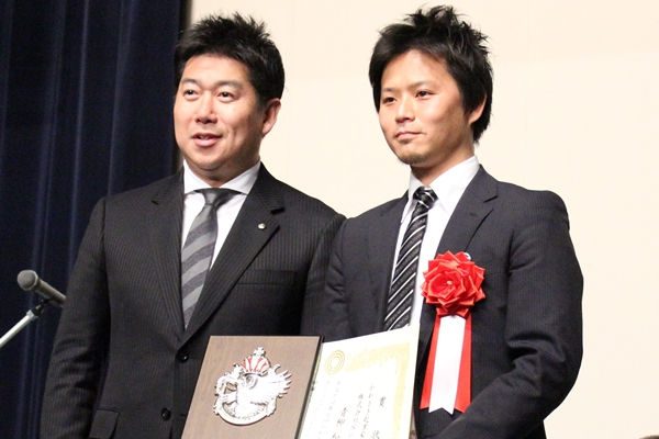 かわさき起業家大賞を受賞した、青柳氏（右）と福田市長（左）。