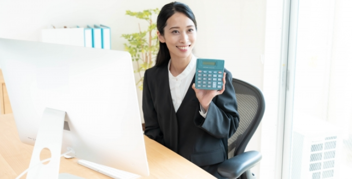 笑顔の経理の女性