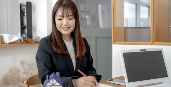 女性銀行員