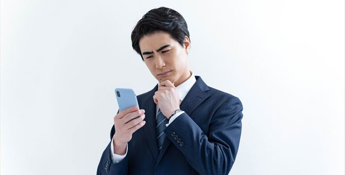 悩む男性