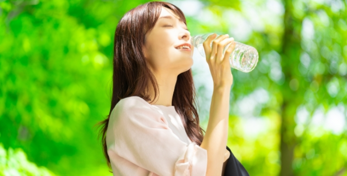 水を飲む女性