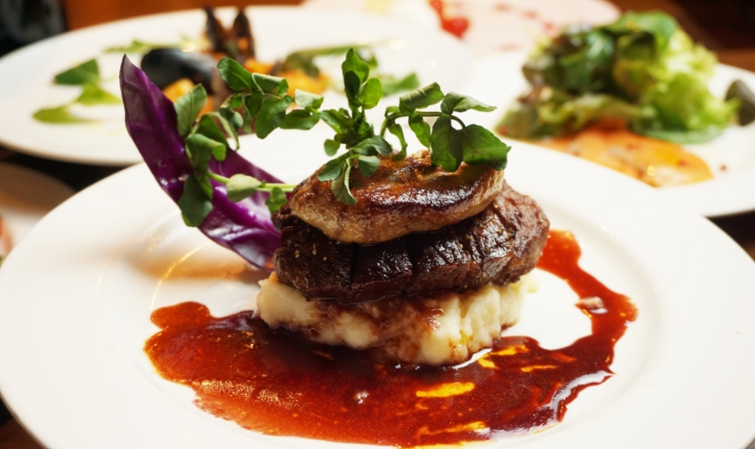 会食で特典を活用1名分のコース料金が無料