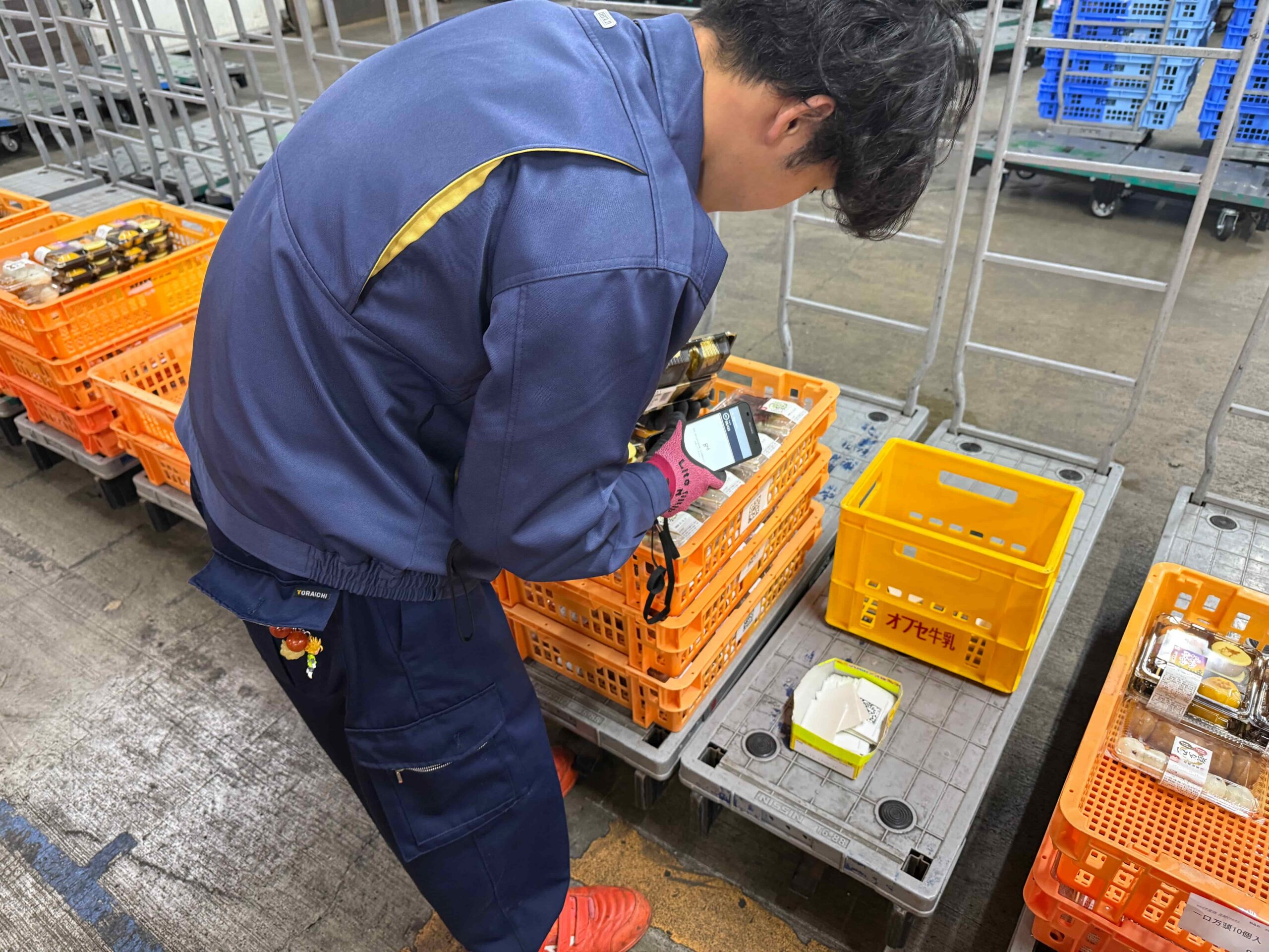 作業員がスマホで検品している様子