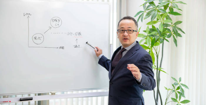 値上げ前に確認すべき数字について説明する経営コンサルタントの唐澤智哉氏