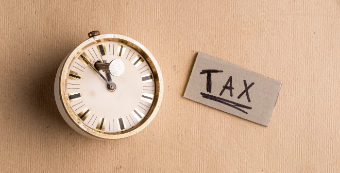 時計とTAXの表記、課税繰り延べのイメージ