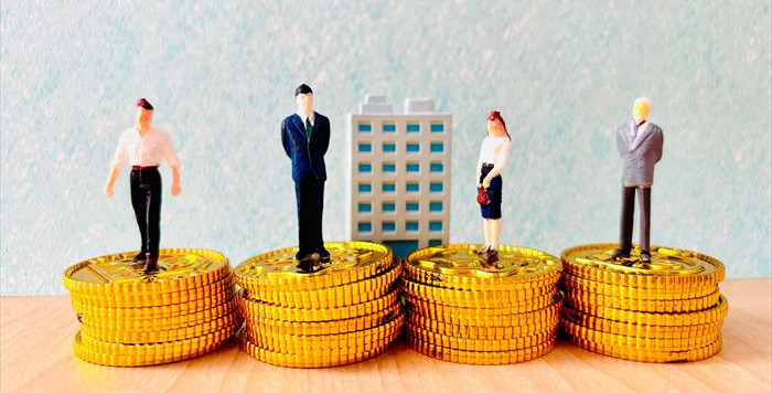 お金の上に乗る人