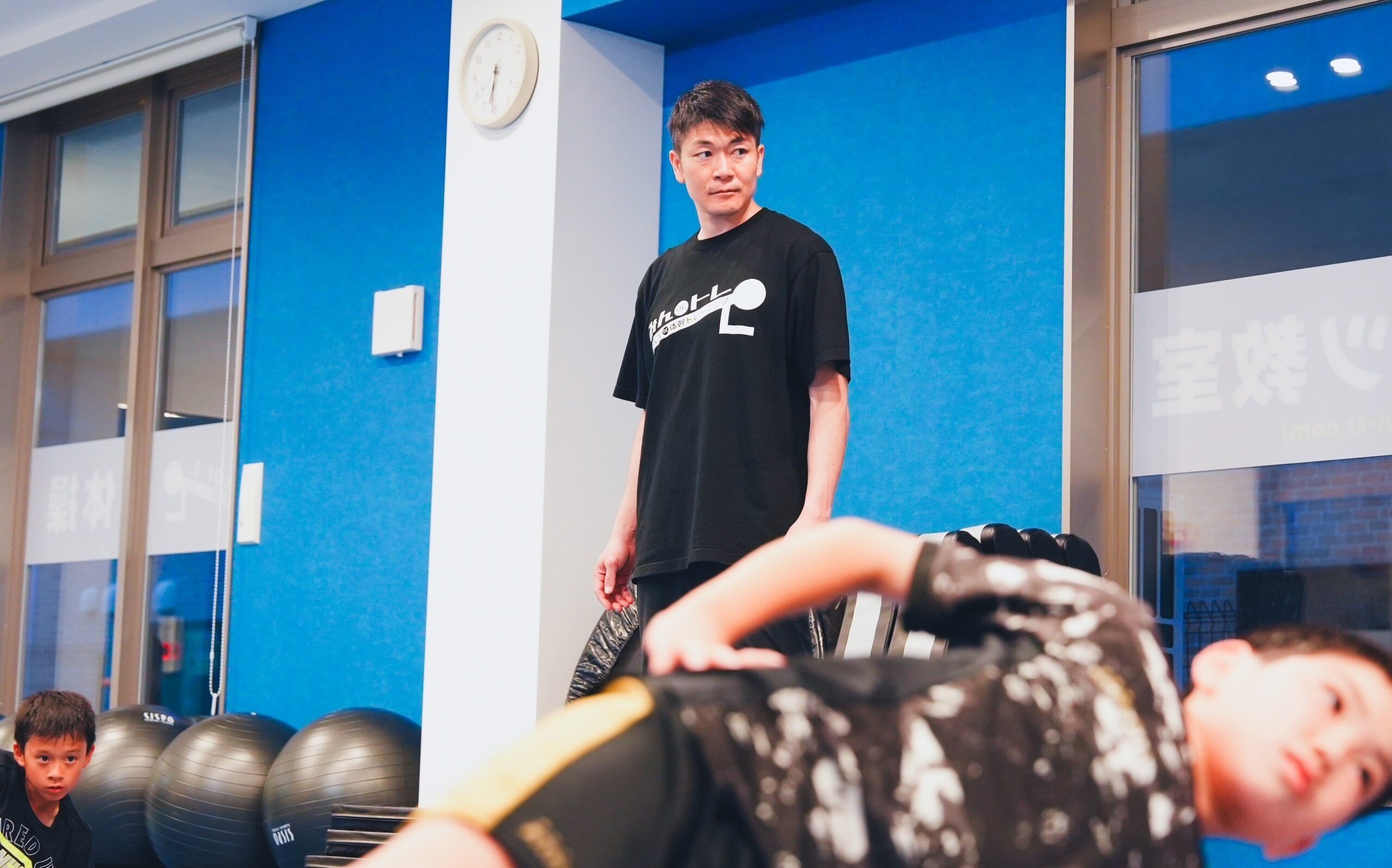 体幹トレーニングをしている子供たちと指導する近藤直也氏