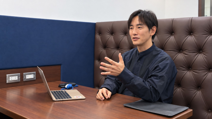 ブートスラップについて説明するaicrew代表の明賀大介氏