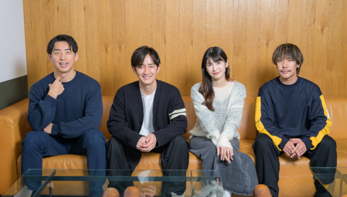 aicrew代表の明賀大介氏と社員たち